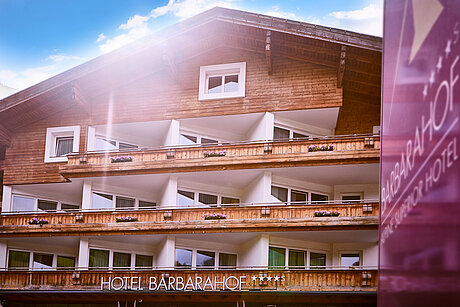 Vorderansicht vom Hotel Barbarahof bei strahlender Sonne