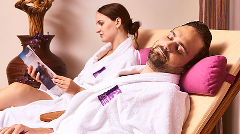 Paar beim entspannen mit Bademäntel im Hotel